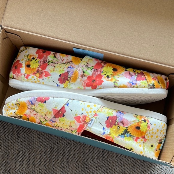 NIB Alpargata Floral Print Toms 11 - Picture 1 of 3